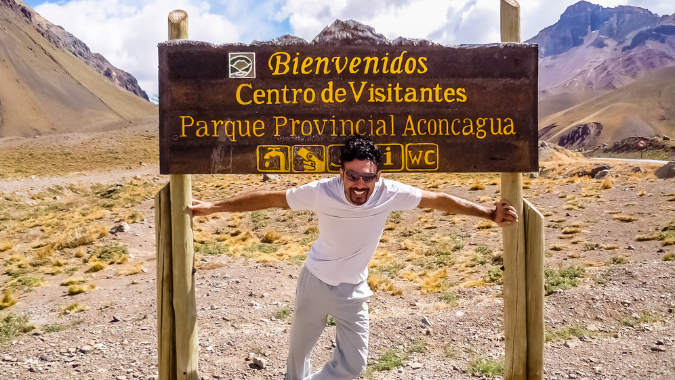 Discover the majesty of Mount Aconcagua, marvel at the Andean landscapes and immerse yourself in the beauty that Alta Montaña Day Tour has to offer!