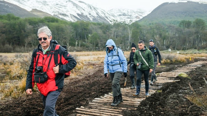 Explorez les merveilles d'Ushuaia avec ce trekking à travers la lagune Esmeralda, adapté aux plus aventureux !