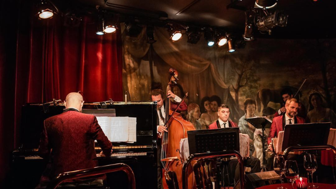 Get to know the classics of Argentine tango with the live band of musicians!