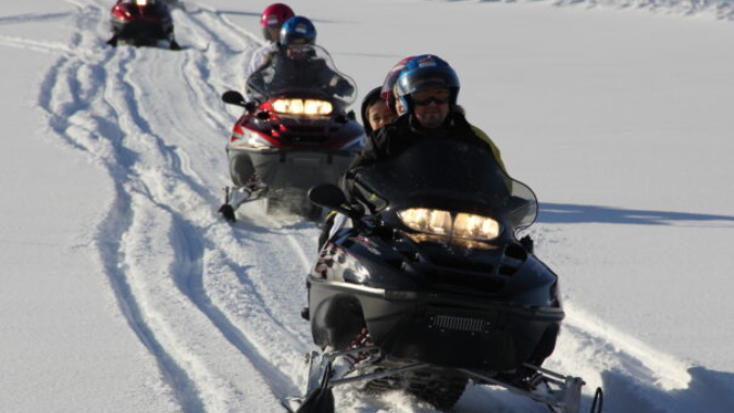 Desfrute de um dia na neve com huskies e motos de neve, incluindo traslado e guia!