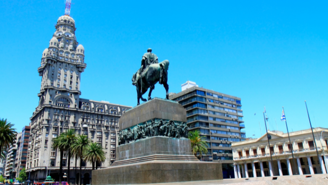 Spend a day in Montevideo from Buenos Aires with this day tour, ideal for getting to know the Uruguayan capital!