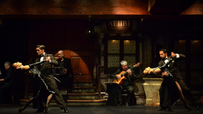 Dinner, tango show, live music and much more at Aljibe Tango Show for New Year's Eve in Buenos Aires!