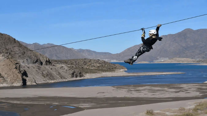 Viva uma aventura em Mendoza com esta experiência de tirolesa em Potrerillos!