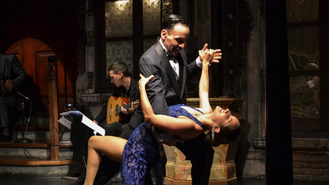 Welcome Christmas at Aljibe Tango and enjoy a delicious dinner in Buenos Aires!