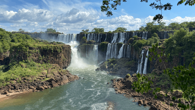 Explorez l'une des merveilles naturelles les plus célèbres au monde, les Chutes d'Iguazú côté argentin et brésilien !