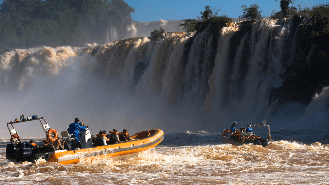 Visitez les chutes d'Iguazú côté argentin et brésilien et ajoutez la Grande Aventure, une expérience en bateau aux Chutes !