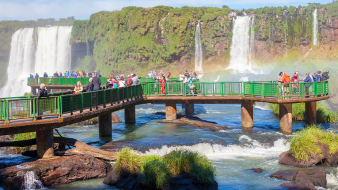 Spend an unforgettable day at Iguaçu Falls and get to know one of the natural beauties of Brazil!