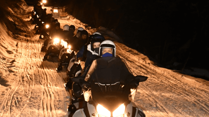 With this tour of La Cueva live an exclusive experience on snowmobiles and an incredible gastronomic proposal!