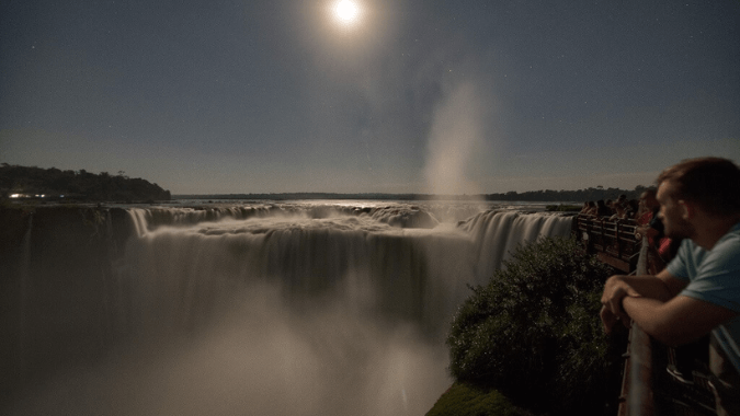 Experimente uma vista de tirar o fôlego das Cataratas do Iguaçu iluminadas pela luz da lua cheia