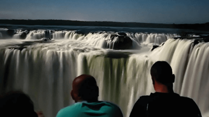 Aprecie a majestosa cachoeira na Garganta del Diablo a partir das passarelas do lado argentino