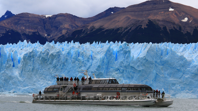 Desfrute da majestade do Glaciar Perito Moreno com nossa viagem de barco.