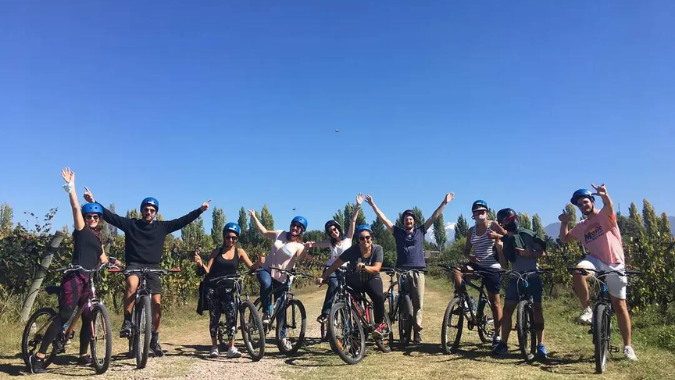 Vélo, vin, déjeuner gastronomique et amis - tout cela en une seule journée avec cette excursion à vélo à travers les vignobles de Mendoza !