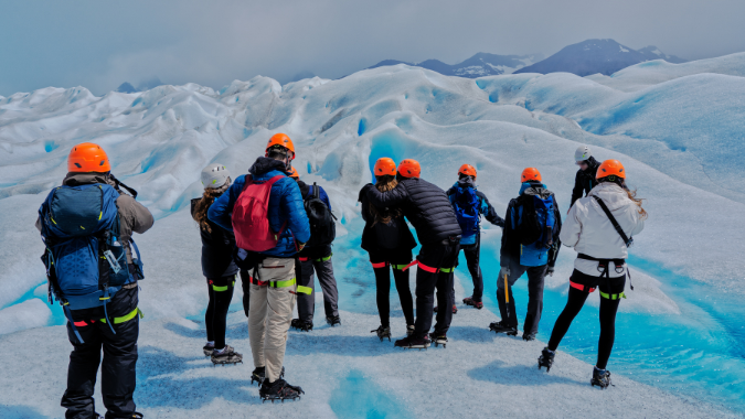 Você nunca esquecerá a experiência de caminhar sobre o gelo azul do Glaciar Perito Moreno. 