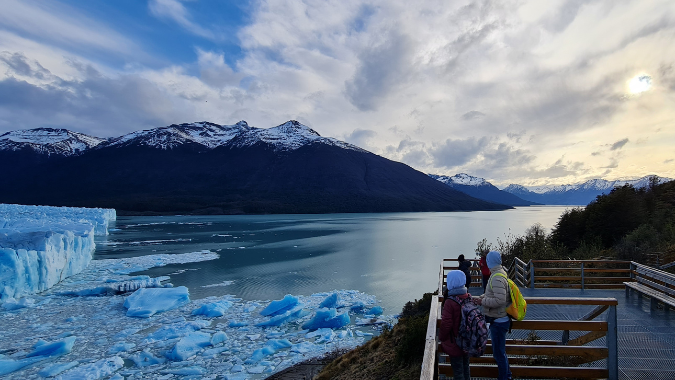Sinta a brisa fresca do Glaciar Perito Moreno enquanto caminha ao longo das passarelas. 