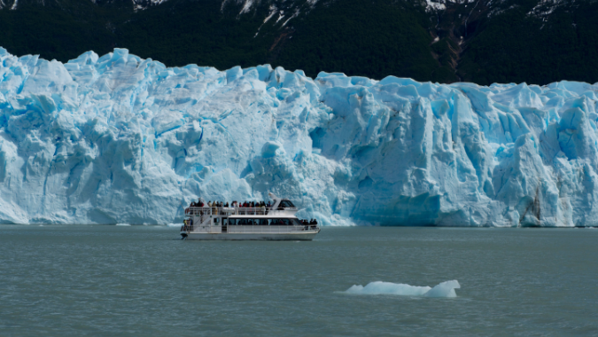 N'oubliez pas de compléter votre expérience avec la navigation la plus célèbre du parc et de vous approcher de l'imposant bloc de glace !