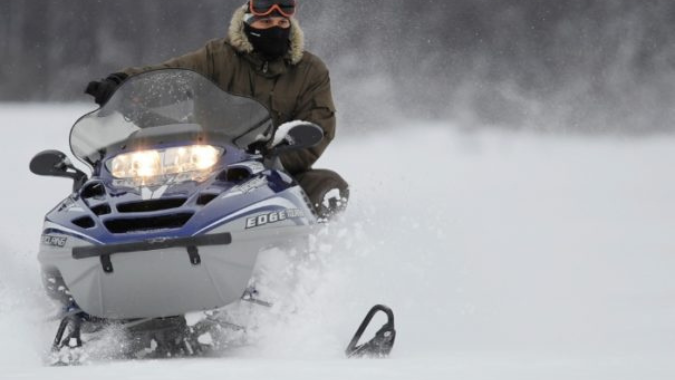 Passe um dia inesquecível em meio à neve, motos de neve, huskies e muito mais!